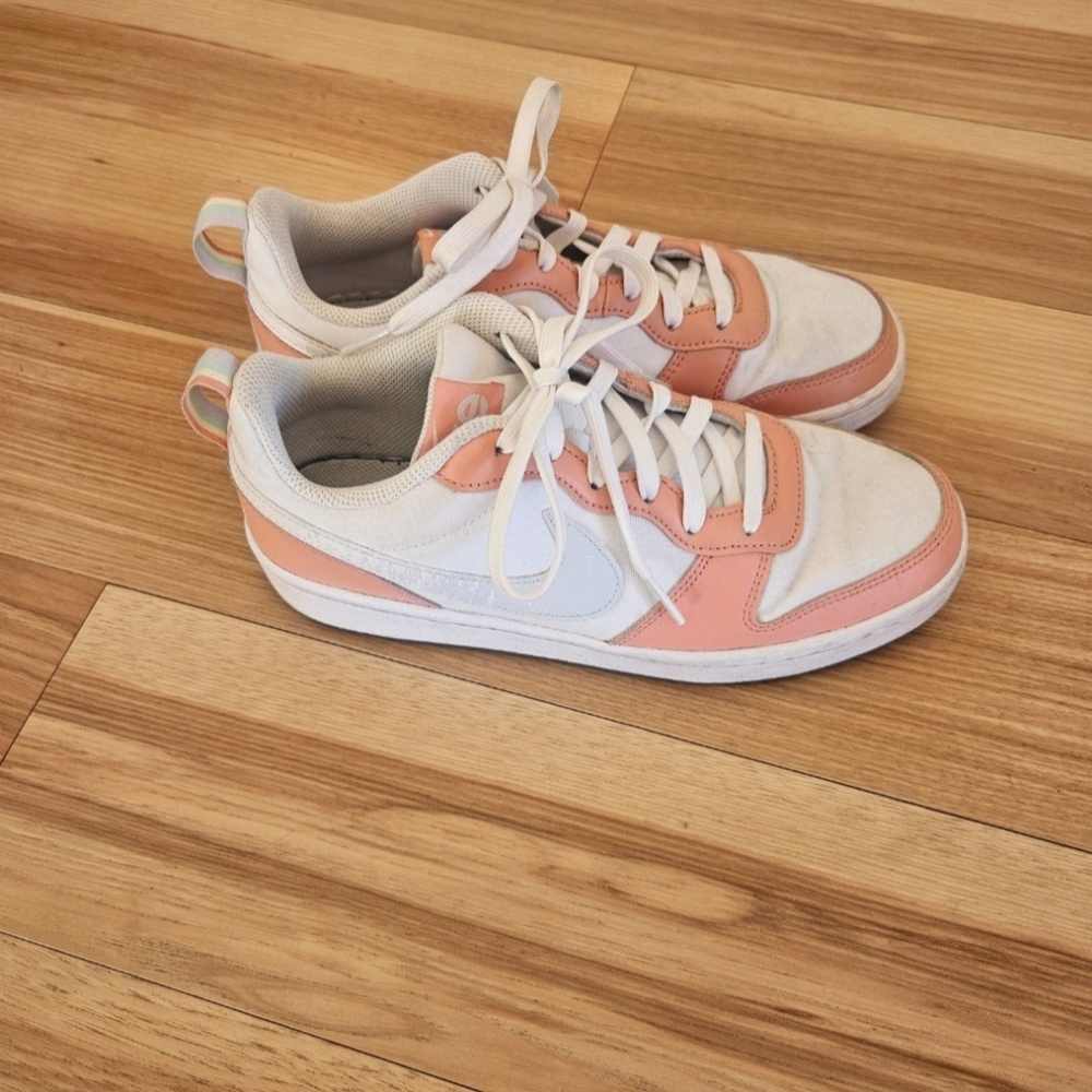 Nike Court Borough Low 2 Se1  (GS) size 7y / 8.5 women